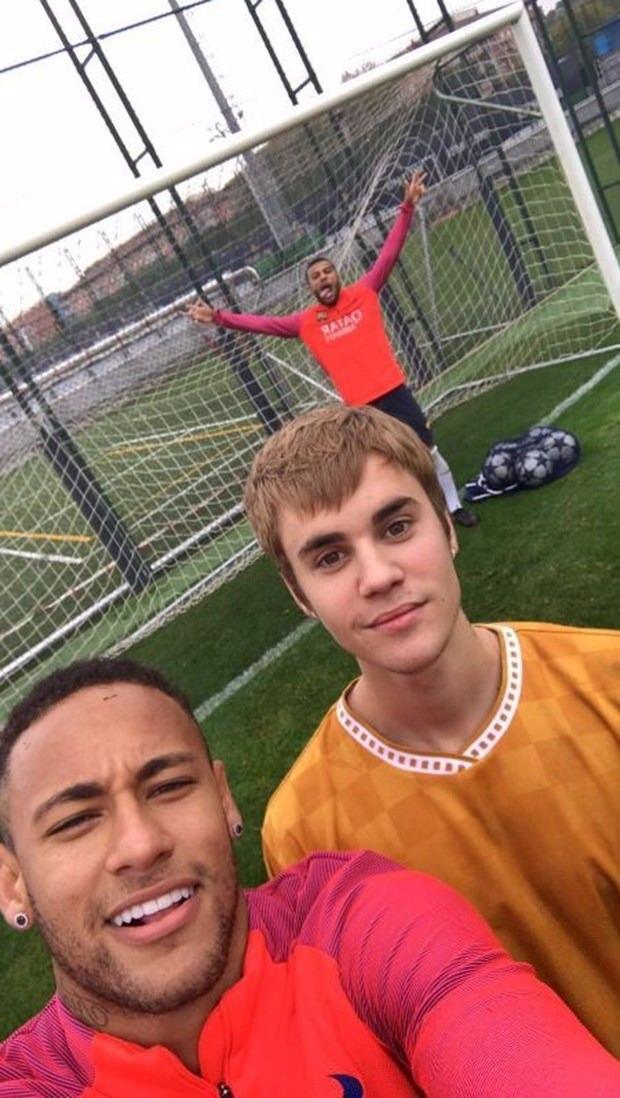 <p>Barcelona futbol takımı da resmi Instagram hesabından fotoğrafları paylaştı.</p>