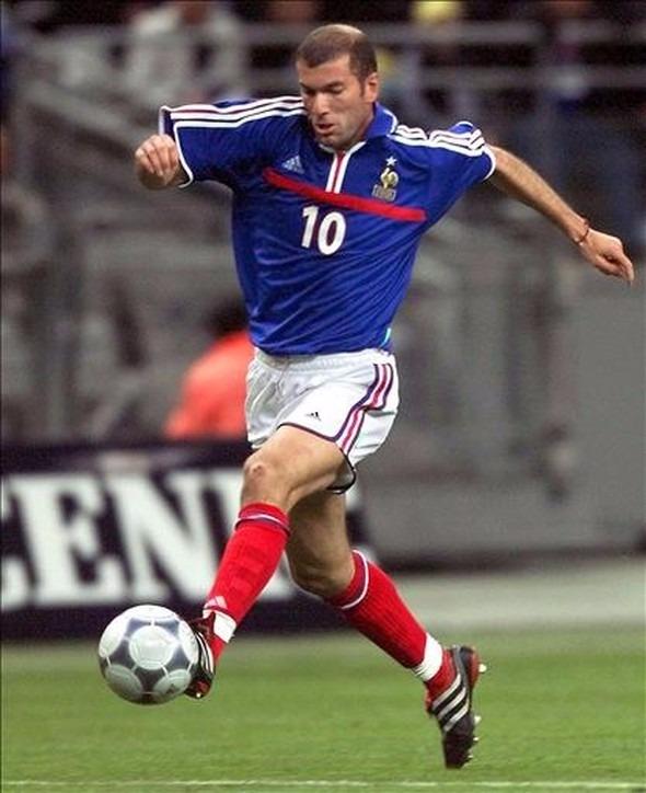 <p>Orta saha / Zinedine Yazid Zidane (Zizou) / Fransa</p>
