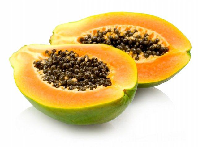 <p><strong>Papaya:</strong><br />
<br />
Tropikal bir meyve olan papayanın 100 gramında sadece 39 kalori var ve 0 kolesterollü.. Düşük fruktoz şekeri ihtiva ediyor ve sindirim için mükemmel. Papaya içeriğinde C vitamini, E vitamini  beta karoten gibi pek çok  antioksidan bulunan bir besin, hem cildi güneş ışınlarının zararlarından koruyor hem de anti enflamatuar özellikleriyle akne oluşumunu engelliyor.</p>
