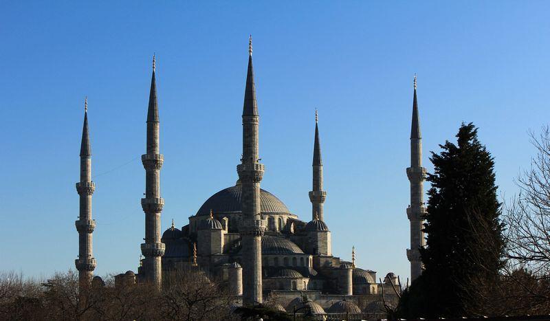 <p>Durum üzerine mimarı huzuruna çağıran Padişah, caminin kaç minareli olduğunu sorar.</p>
<p> </p>