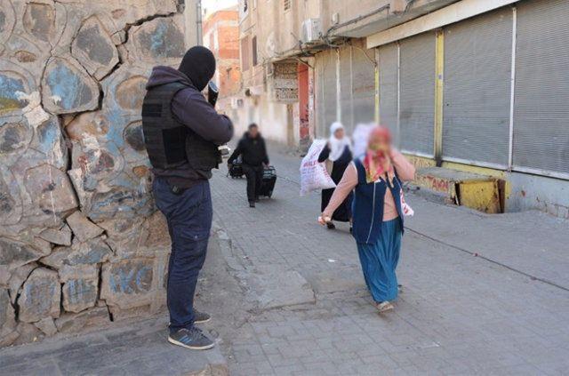 <p>Diyarbakır’ın Bağlar İlçesi’nde 15 Mart’ta sokağa çıkma yasağı ilan edilen Kaynartepe Mahallesi’nde göç devam ediyor.<br />
<br />
Kaynak: HaberTürk</p>

<p> </p>
