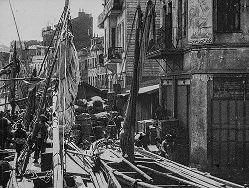<p>Gezici Festival'in bu yılki özel bölümlerinden biri olan "Osmanlı'dan Manzaralar", Osmanlı topraklarında 1896-1922 yılları arasında, farklı sinemacılar tarafından çekilen ve çeşitli arşivlerde bulunan filmleri gün yüzüne çıkarıyor. Bir zamanlar imparatorluğun parçası olmuş ülkeler tarafından genellikle göz ardı edilen bu filmler, Osmanlı'ya ve sinema tarihine farklı bir gözle bakmayı sağlıyor.</p>

<p> </p>
