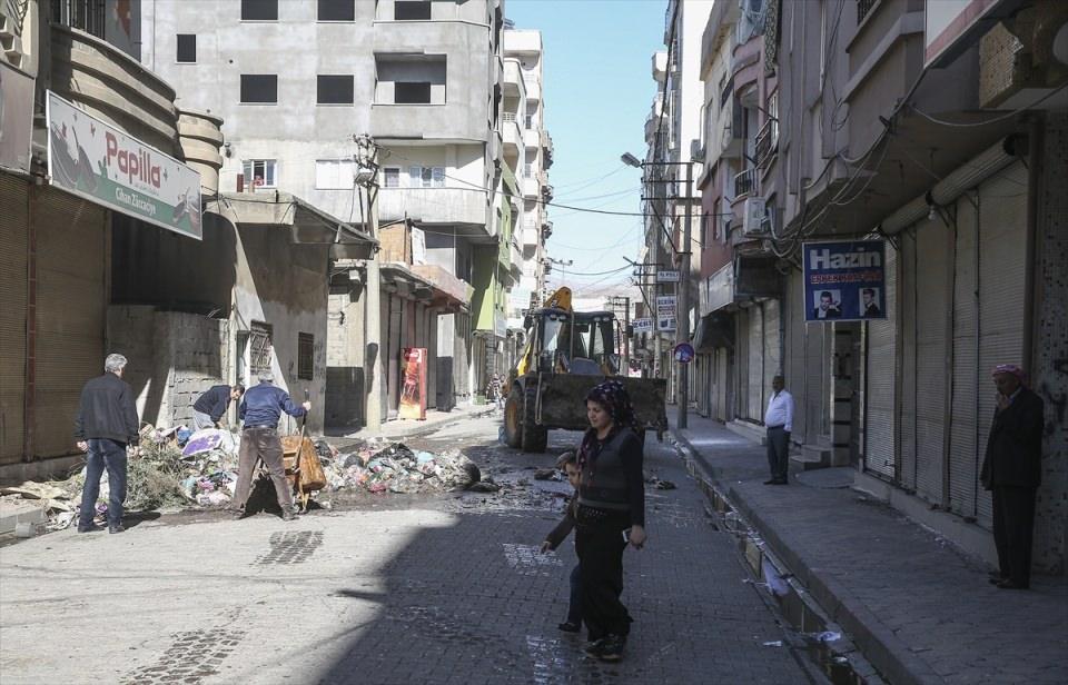 <p>Terör örgütü PKK'ya yönelik "Şehit Jandarma Astsubay Kıdemli Çavuş Burak Demirci Operasyonu"nun tamamlandığı ve Genelkurmay Başkanlığının tamamının kontrol altına alındığını bildirdiği Cizre'de, güvenlik güçlerinin detaylı arama faaliyetleri devam ediyor. </p>
<p> </p>