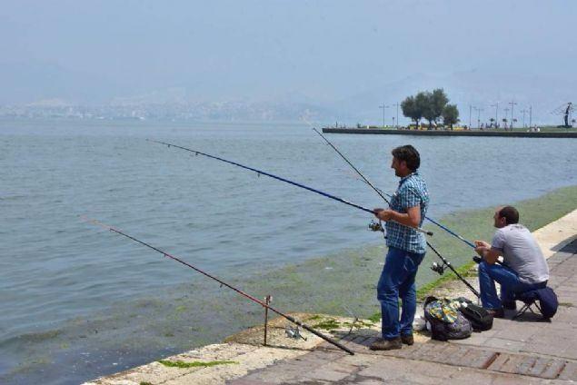 <p>İzmir'in güzelliği şarkılara konu olan Kordon boyunda deniz kirliliği yürekleri sızlattı. Denizin kıyıya yakın yüzeyinde spor ayakkabısı, pet şişeler, köpük tabaklar, çizgi film karakterlerine ait balonlar, cam şişeler, kağıtlar yer aldı.</p>

<p> </p>
