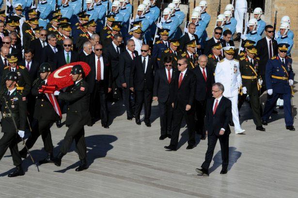 <p>Cumhurbaşkanı Recep Tayyip Erdoğan, başkomutan sıfatıyla, 30 Ağustos Zafer Bayramı ve Türk Silahlı Kuvvetleri Günü kutlamalarını Cumhurbaşkanlığı Külliyesi ana binanın girişindeki fuayede kabul etti. Cumhurbaşkanı Erdoğan, yabancı misyon temsilcilerinin tebriklerini kabul etti.</p>
