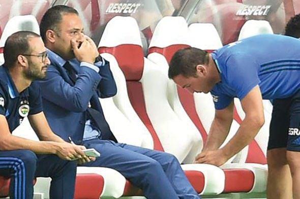 <p>Yedek kulübesinde oturan Fenerbahçe İdari Menajeri Hasan Çetinkaya'yı arayan Yıldırım, sert bir şekilde Salih Uçan ve Ozan Tufan'ın performansından şikayet etti ve bu iki oyuncuyu uyarmasını istedi.</p>