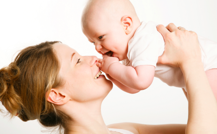 <p>Yenidoğan bebeğin annesi ile <strong>göz göze gelmesi, gülümsemesi ve bakışlarını takip etmesi </strong>iletişim kurma çabalarındır</p>

