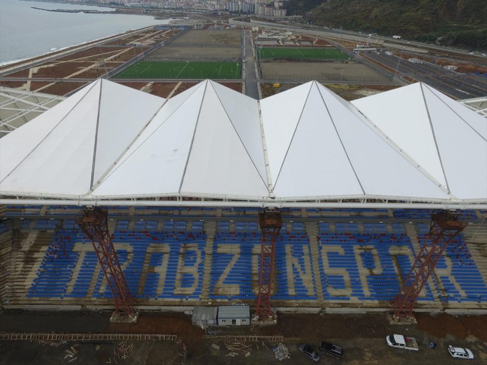 <p>Başbakanlık Toplu Konut İdaresi Başkanlığı (TOKİ) tarafından yapılan ve Türkiye'nin deniz yüzeyi doldurularak inşa edilen ilk stadı özelliğine sahip olan Akyazı Stadı'nda çalışmaların son aşamaya geldiği bildirildi.</p>

<p> </p>
