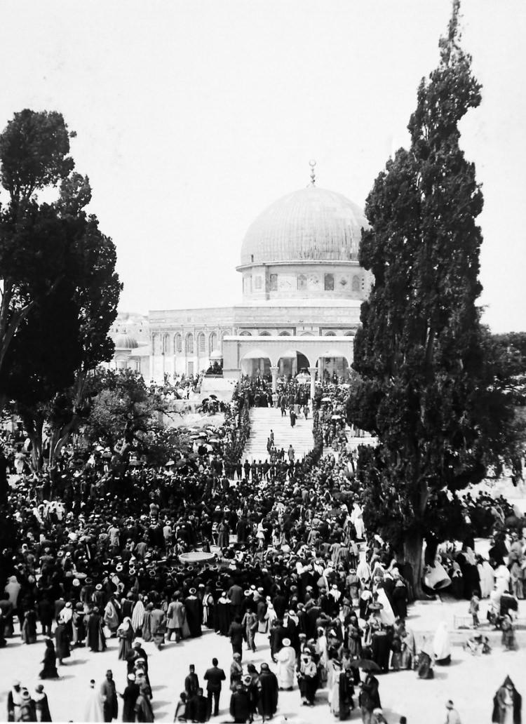 <p>Nebi Musa şenlikleri öncesi Mescid - i Aksa. Müslümanlar yılda bir defe Mescid - i Aksa'da toplanırlar, Hz. Musa'nın kabrine kadar yürürlerdi. Bu şenlikler 1 hafta sürerdi.</p>

<p> </p>
