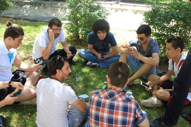 <p>Tabii bu ara sokaklar ya da hatta köylerde bile karşınıza çıkmayacağı anlamına gelmiyor. Oyuncular, oteller, heykeller gibi şehrin imza noktaları olarak geçen Pokestop’lara (Poke noktaları) giderek Pokemon topu ve eşyalar topluyor, Taksim Meydanı ve Gezi Parkı’nda Pokemon avına çıkıyor. Bazı gençler özel araç bile kiralıyor. </p>

<p> </p>
