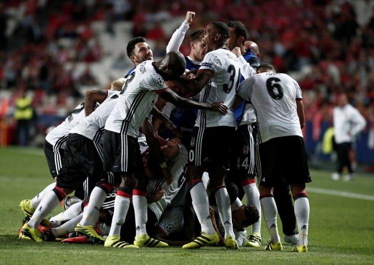 <p>Portekiz spor gazetelerinden Abola, Talisca'nın fotoğrafının altına "İntikam" ve "Talisca'nın serbest vuruşu, kartalları (Benfica) zaferden etti." ifadelerini kullandı.</p>