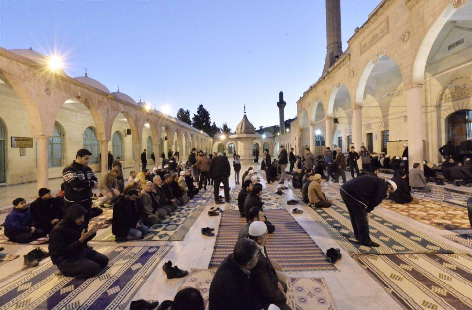 <p>Hazreti Muhammed'in hadislerinden ve Kur'an-ı Kerim ayetlerinden alıntılar yapan Görmez, kendisinde dua etmesini isteyen ve Yükseköğretime Geçiş Sınavı'na (YGS) girecek öğrenciler için dua etti. </p>