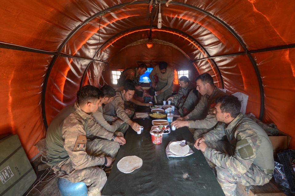 <p>Düzenledikleri operasyonlarla bölgeyi teröristlerden temizlediklerini vurgulayan güvenlik güçleri, üs bölgesindeki güvenlik korucularıyla 7 gün 24 saat terörle mücadele faaliyetlerini omuz omuza sürdürdüklerini dile getirdi. </p>
<p> </p>