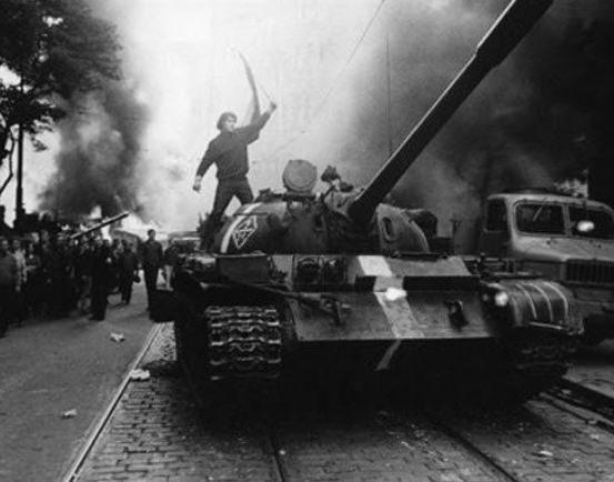 <p>1968 Josef Koudelka</p>

<p>Rusların Çekoslavakya'yı işgali sırasında tankların Prag'a girişi fotoğraflara böyle yansıdı.</p>
