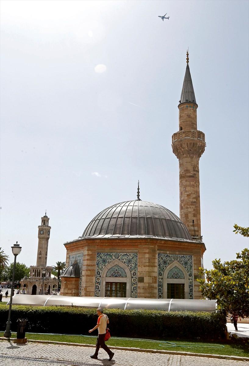 <p>Tarihi yaklaşık 8 bin 500 yıl öncesine dayanan ve birçok medeniyete ev sahipliği yapan İzmir, Müslümanların Anadolu'ya hakim olmasıyla şehir hayatına ait birçok esere sahip oldu. </p>
