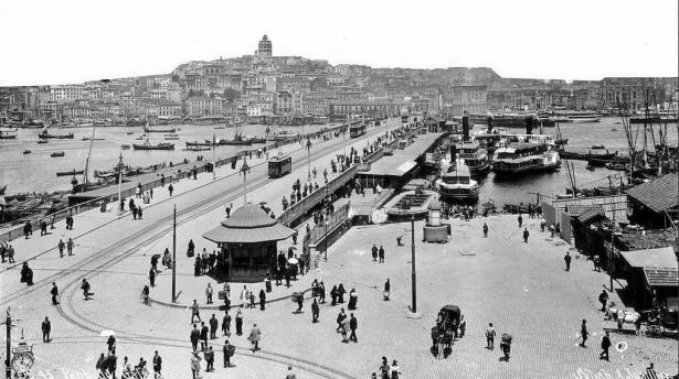 <p>Eminönü'nden Galata'ya bakış (1912 sonrası. Sebah&Joaillier)</p>

<p> </p>
