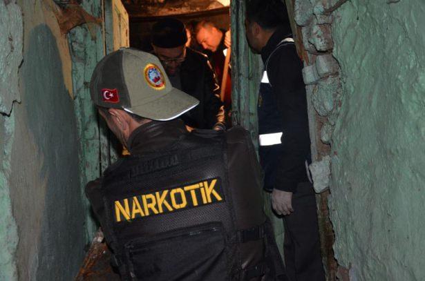 <p>Ankara Emniyet Mudurlugu Narkotik Sube ekipleri tarafindan yapilan operasyonda bir gecekonduda topraga gomulu haldeki sandik icerisinde adeta cephanelik cikti. </p>
