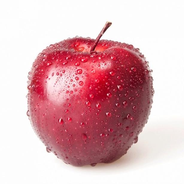 <p><strong>2. Elma</strong><br />
Elmanın içeriğindeki kuarsetin, güçlü bir kanser koruyucu olarak biliniyor. Bununla birlikte içeriğinde suda çözünebilen lif olan pektin sayesinde sindirim sisteminin düzenli çalışmasını sağlıyor ve kolon kanseri riskini düşürüyor. Düzenli olarak günde 1 orta boy elma tüketmeniz, kanser riskinin azalmasını katkıda bulunuyor.</p>
