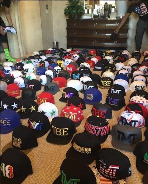 <p>“The Money Team” adındaki sitesinde şapka, tişört gibi eşyalar satan yenilgisiz emekli boksör, yeni şapkalarını yine kendine has uslüpla paylaştı! Amerikalı ünlü isim, TBE (The Best Ever) ve TMT (The Money Team) kısaltmalarını şapkalarına basarak satışa sundu.</p>
<p> </p>