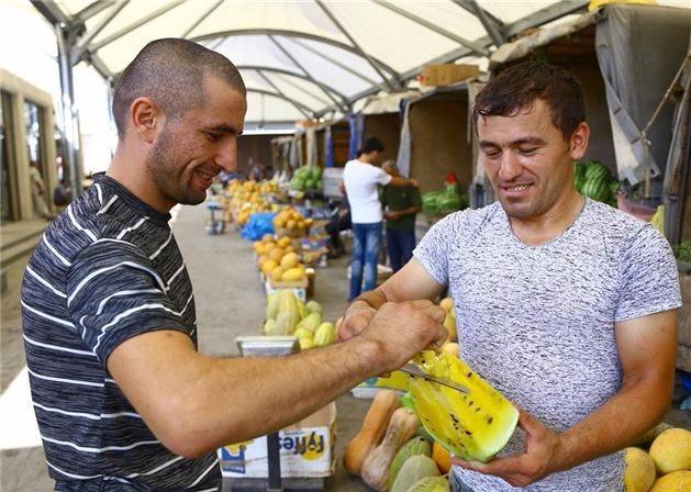 <p>Azerbaycan'ın başkenti Bakü'de bir pazarda satılan sarı karpuz görenleri şaşırtıyor. </p>
