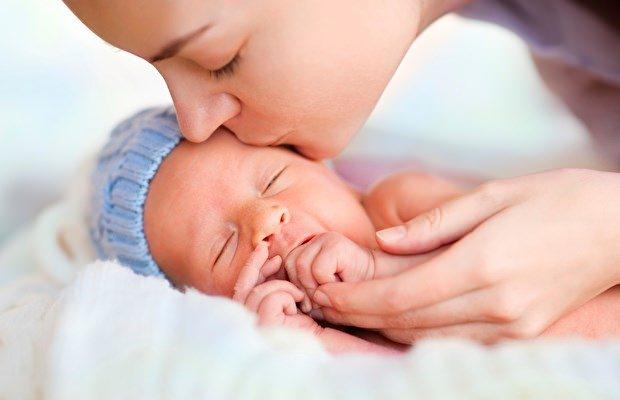 <p>Yeni doğmuş bir bebeğin ilk oyuncağı elleri ve ayaklarıdır. Doğumdan bir süre sonra bebeklere ses, ışık gibi etkenler farklı gelir.</p>
