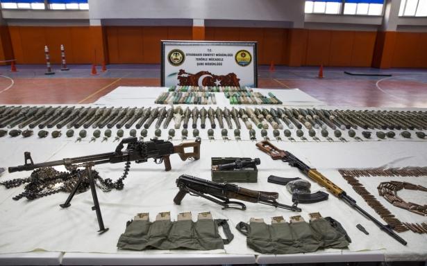 <p>Diyarbakır'ın Sur ilçesinde terör örgütü PKK'ya yönelik operasyonda, teröristlere ulaştırılması hedeflenen çok sayıda mühimmat ele geçirildi.</p>

<p> </p>
