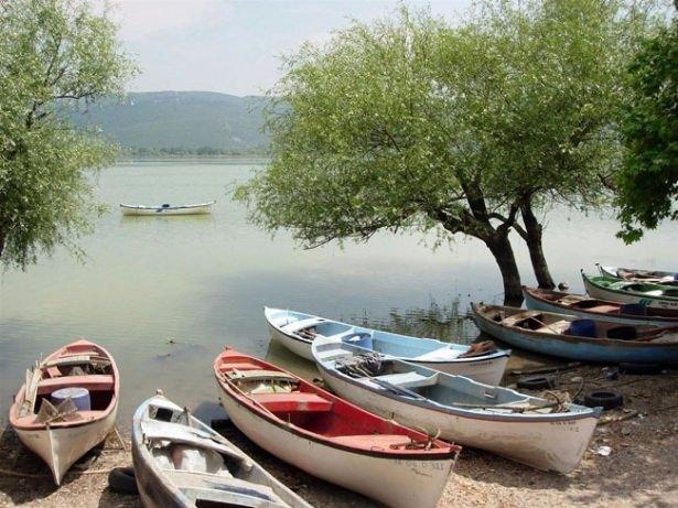 <p>Tarihi özelliklerinin yanı sıra coğrafi özellikleriyle de dikkatleri üzerine çeken köyTürkiye'nin henüz pek keşfedilmemiş saklı cennet noktalarından birisi.</p>
<p> </p>