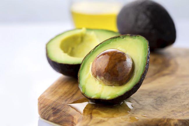 <p><strong>Avokado:</strong> Bütün avokado 1,067 miligram</p>

<p>Avokado yiyen insanlarda metabolik sendromun gelişme olasığı daha düşüktür. </p>
