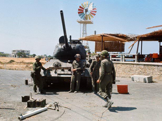 <p>Deniz Piyade Alayı Tarafında Ele Geçirilen Bir Rum Tankı</p>
<p> </p>