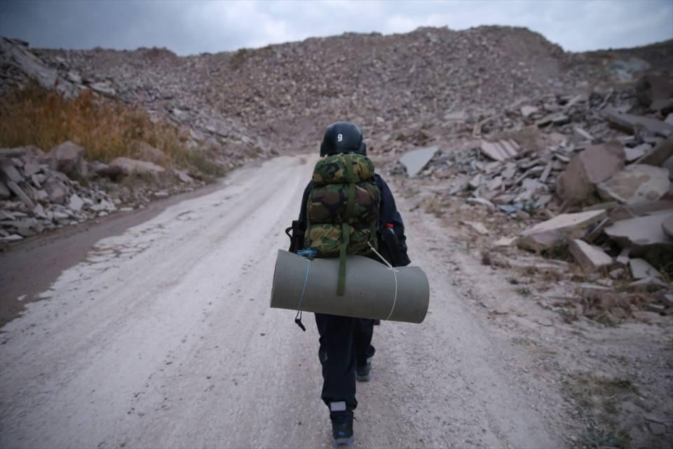 <p><strong>Kursiyerlere özel harekatçılar eğitim verdi</strong></p>
<p>Eğitimde, Emniyet Genel Müdürlüğü Polis Akademisi Özel Harekat Dairesi Başkanlığınca kursiyerlere kaçırılma, rehin alınma, kontrol noktalarında mevzi oluşturma, silah ve kişisel güvenlik konularında bilgi verildi. Kursiyerlere, kurşun geçirmez ekipman ve gaz maskesi kullanımı uygulamalı öğretildi.</p>