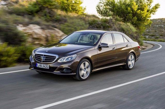<p><strong>Mercedes E Serisi</strong><br />
Üst sınıf ve lüksün simgesi. Nisan ayında Türkiye'de satışa sunulacak. Sınıfının en iyisi olma özelliğini taşıyan teknolojilere sahip.</p>