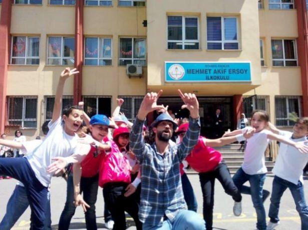 <p>Esenler Mehmet Akif Ersoy İlkokulu'nda öğretmenlik yapan Ahmet Naç, baştan yarattığı sınıfını Facebook sayfasından paylaştı, sosyal medyada binlerce paylaşım ve beğeni aldı.</p>