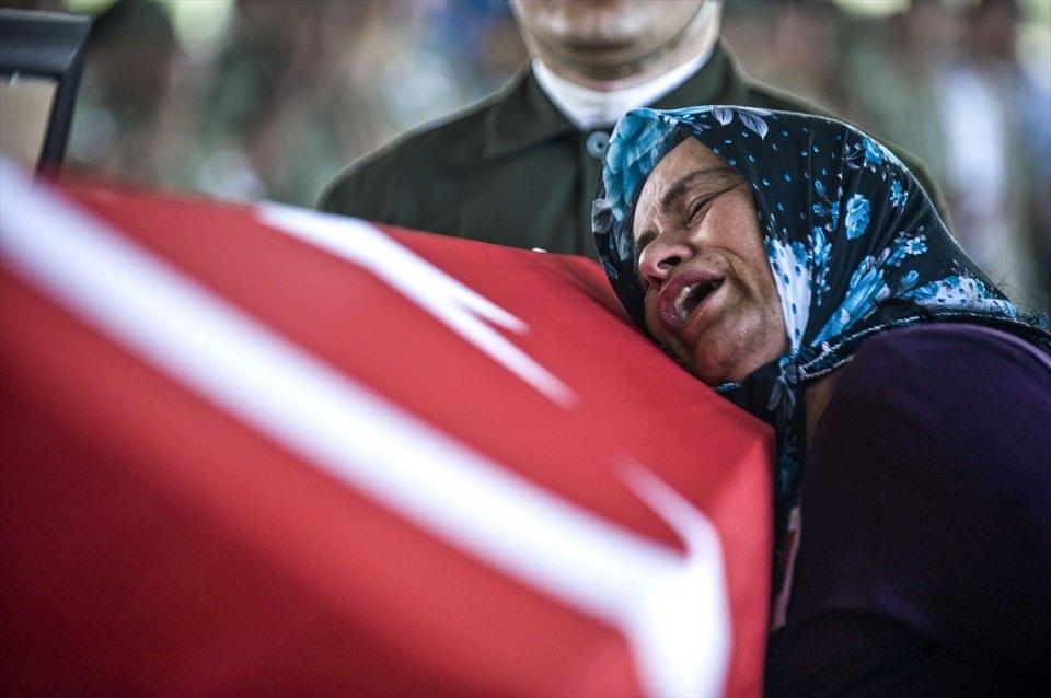 <p>Yarışmada Yılın Haber Fotoğrafı üçüncüsü Anadolu Ajansı'ndan Kerem Kocalar oldu. Suriye sınırında terör örgütü DAEŞ kontrolündeki bölgeden açılan ateşle şehit olan Astsubay Yalçın Nane, Gaziantep Bahaddin Nakipoğlu Camisi'nde düzenlenen törenin ardından toprağa verilmişti. Törende şehidin annesi Zeliha Nane, oğlunun tabutuna sarılarak ağlamıştı. </p>
