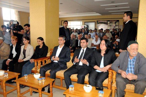 <p><strong>HENDEK KAZMAYA ÇALIŞIRKEN ÖLDÜLER</strong></p>
<p>YDG-H'liler, Diyarbakır'ın Kayapınar ilçesinde bazı sokak girişlerine hendek kazmaya çalışırken hendekleri kapatmaya gelen polislerle yaşanan çatışmada ölmüşlerdi.</p>