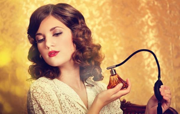 <p>Kadınlar güzelliği ve hanımefendiliği ile öne çıkar. Birçok kadında bu özelikleri destekleyen parfümleri tercih eder. </p>
