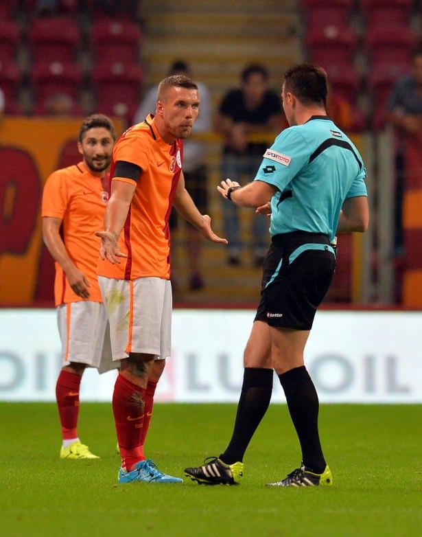 <p>Selçuk İnan'ın pasıyla rakip ceza alanı ön çizgisi üzerinde topla buluşan Lukas Podolski'nin sol ayağıyla yaptığı sert vuruşta top kale üzerinden dışarıya çıkıyor.</p>