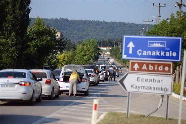 <p>Eceabat iskelesinde 2 kilometreye ulaşan kuyrukta bekleyen vatandaşların bazıları kitap okuyarak zaman geçirirken bazıları da cep telefonları ile öz çekim yaptı.</p>
<p> </p>