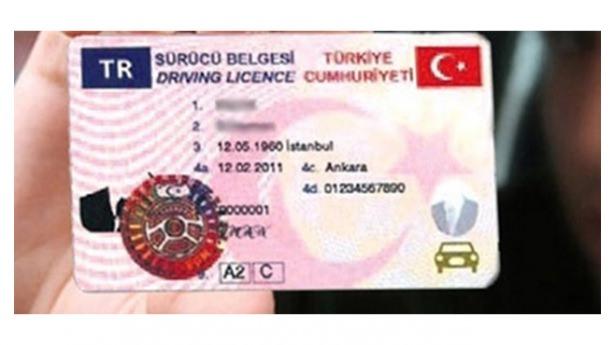 <p>İl ve ilçe trafik tescil birimlerinde yeni tip sürücü belgesi işlemleri bu yolla gerçekleştirilecek.</p>
