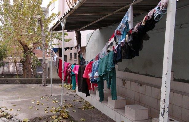<p>Cizre’den bir çok aile yanlarına aldıkları çantalarıyla ilçeyi terk ederken, Dağkapı Mahallesi’nde çatışma ortasında kalmaktan korkan 3 aile de camiye sığınıp burada yaşamaya başladı.</p>