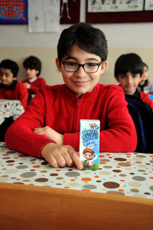 <p>Milli Eğitim Bakanlığı, Gıda, Tarım ve Hayvancılık Bakanlığı ile Sağlık Bakanlıkları tarafından ortaklaşa hazırlanan ve 2011 yılında uygulamaya konulan "Okul Sütü Programı", kapsamında okullarda öğrencilere süt dağıtıldı.</p>
