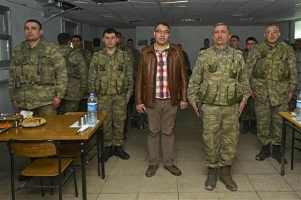 <p><span style="color:#A9A9A9">Yarbay Bilir ise şehit yakını Gürdal'ı ağırlamaktan dolayı çok memnun olduklarını ifade ederek, "Şehidimize karşı bir vefa borcu olarak bunu görüyoruz. Kendisini burada ağırlamaktan onur duyuyoruz, geldiği için teşekkür ediyoruz. Biz şehitlerimizden, gazilerimizden aldığımız güçle burada görevimize devam ediyoruz."</span></p>