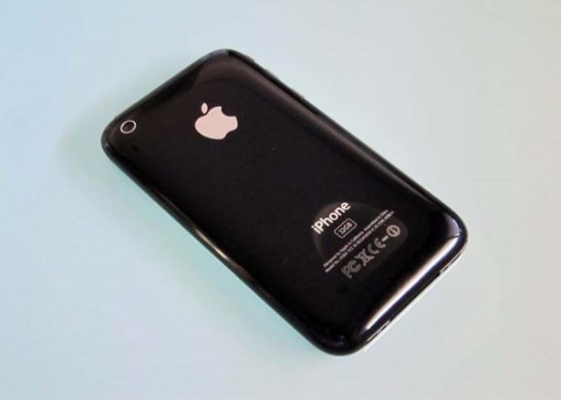 <p><strong>iPhone  </strong><br />
iPhone'un ilk modelinde 2 MP'lik bir kamera bulunuyordu. </p>
