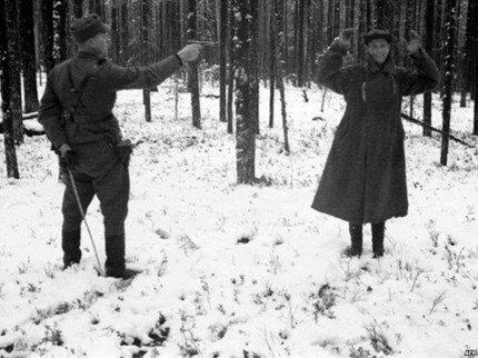 <p>Kış Savaşı sırasında Finlandiya'da yakalanan bir Rus casusu infaz edilirken gülüyor, 1939</p>

<p> </p>
