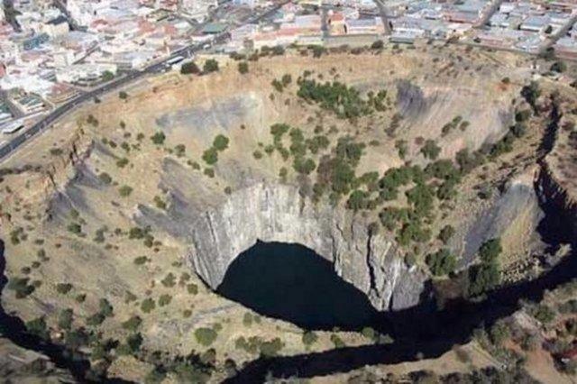 <p>KIMBERLEY ÇUKURU: Güney Afrika'da bir elmas madeni.</p>
<p> </p>
