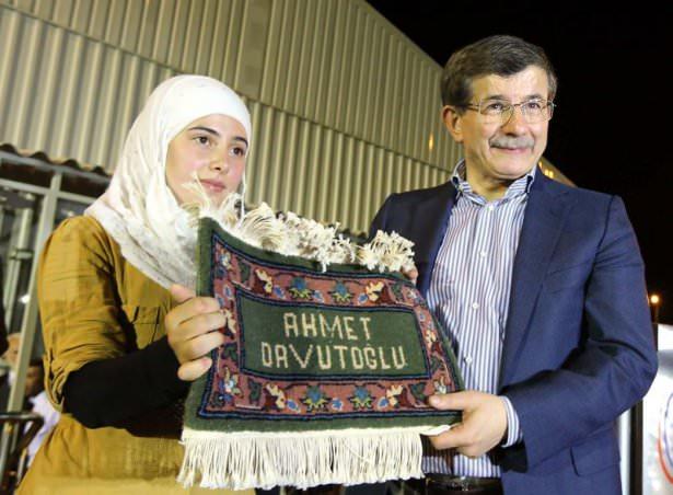 <p>Abdullah Gül ile 1980’li yıllarda tanışmışlardı. Bir makalesi, Gül’ün ilgisini çekmiş, bunun üzerine gıyaben tanışmışlardı. Daha sonra görüşmeye başladılar. Aralarındaki dostluk, 1990lı yıllarda Gül’ün, Suudi Arabistan’dan dönüşünden sonra oluştu. Daha sık görüşür oldular.Tayyip Erdoğan ile de belediye başkanlığı öncesinde tanıştı. Fakat Gül’e daha yakındı. Devlet Bakanlığı sırasında da sürdü görüşmeleri. Resmen görevli olmasa da ihtiyaç duyduğunda Gül’e yardımcı oldu. Bir tür danışmanlık yaptı.</p>

<p> </p>
