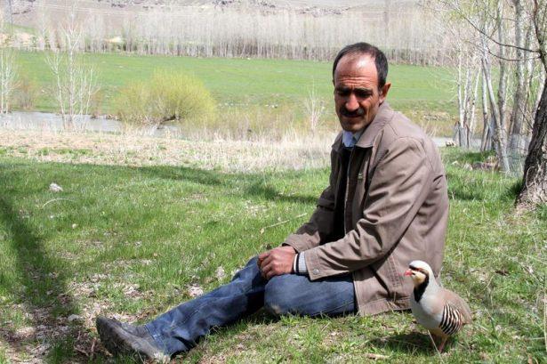 <p>&Ccedil;oğu zaman başının &uuml;st&uuml;nde ya da omzunda gezdirdiği keklikle y&uuml;r&uuml;yen &Ouml;zdemir'i g&ouml;renler, şaşkınlıklarını gizleyemiyor.</p>

<p>&nbsp;</p>
