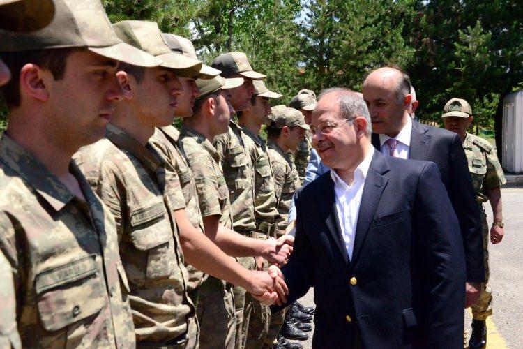 <p>Sağlık Bakanı Prof. Dr. Recep Akdağ, Ramazan Bayramını geçirmek üzere memleketi Erzurum’a geldi. Akdağ, bayramda çok fazla ikram olduğunu söylerek, “Teşekkür edip bir çay içilebilir. Ama reddedemiyorsak çok az yemek lazım" dedi. <br />
Bayramlaşma programına Erzurum Valisi Seyfettin Azizoğlu, Ak Parti Erzurum Milletvekilleri Prof. Dr. Mustafa Ilıcalı, Zehra Taşkesenlioğlu, İbrahim Aydemir, MHP Erzurum Milletvekili Kamil Aydın, Erzurum Büyükşehir Belediye Başkanı Mehmet Sekmen, Kolordu Komutanı Korgeneral Şeref Öngay, Erzurum İl Emniyet Müdürü Kamil Karabörk, Erzurum Atatürk Üniversitesi Rektörü Prof. Dr.Hikmet Koçak, Erzurum Teknik Üniversitesi Rektörü Prof. Dr. Muammer Yaylalı, kurum amir ve müdürleri siyasi parti ve STK temsilcileri katıldı.</p>
