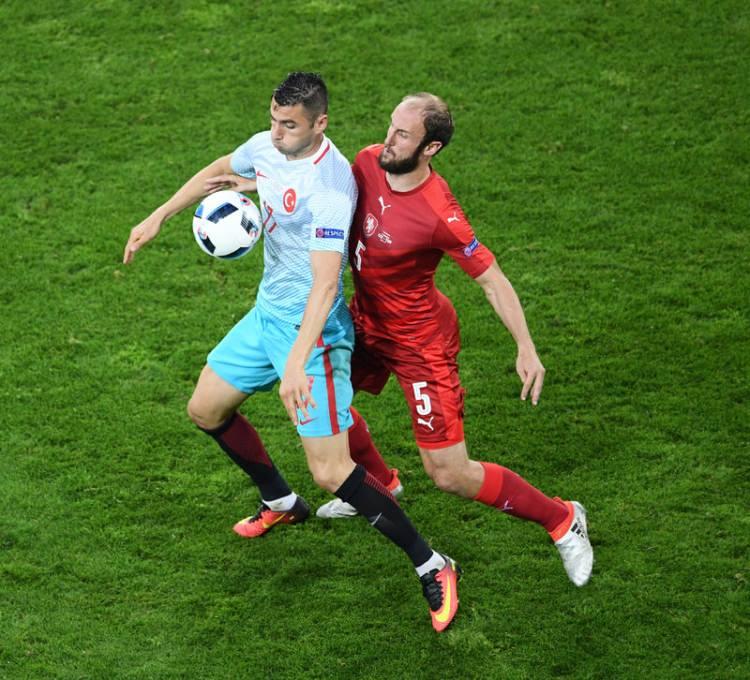 <p>D Grubu'nda İspanya'nın Hırvatistan'a 2-1 yenilerek gruptan 2. sırada çıkması, ülkede hayal kırıklığına neden oldu. "Büyük fiyasko" başlığını atan Marca gazetesi, son 16 turunda İspanya'nın İtalya ile karşılaşmasının hiç hesapta olmayan bir sonuç olduğunu belirtti.</p>