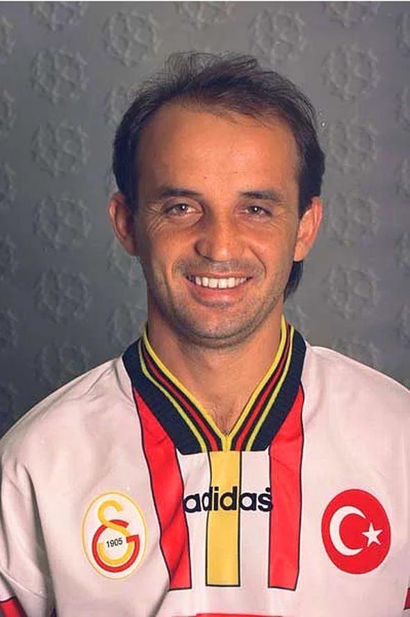 <p>Suat Kaya<br />
<br />
Türk futbolunun en renkli isimlerinden biri olan ve şuu anda Teknik direktörlük yapan Suat Kaya da saç ekimi operasyonu ile değişenlerden. Hatta bu akımın öncüsü olarak gösterilebilir.(Fanatik)</p>
