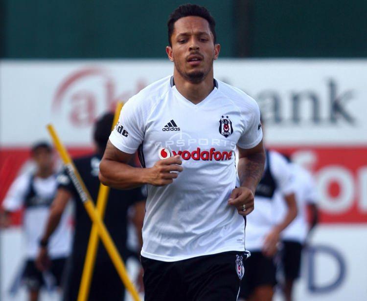 <p>Adriano - 2,4 milyon euro</p>
